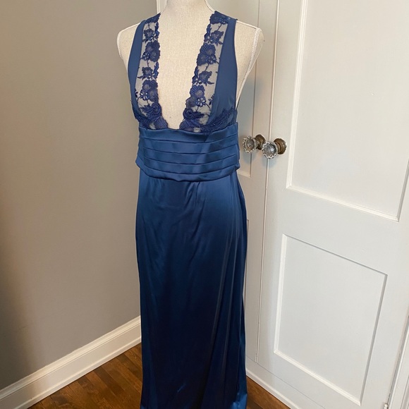 Le Perla Long Silk Nightgown - Picture 3 of 11